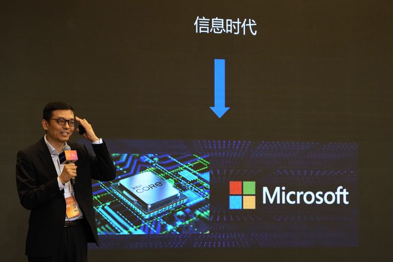 Un presentador habla sobre Microsoft en la Era de la Información, durante la Conferencia Mundial de Inteligencia Artificial, en Shanghai, China, el 6 de julio de 2023. (AP Foto/Ng Han Guan)