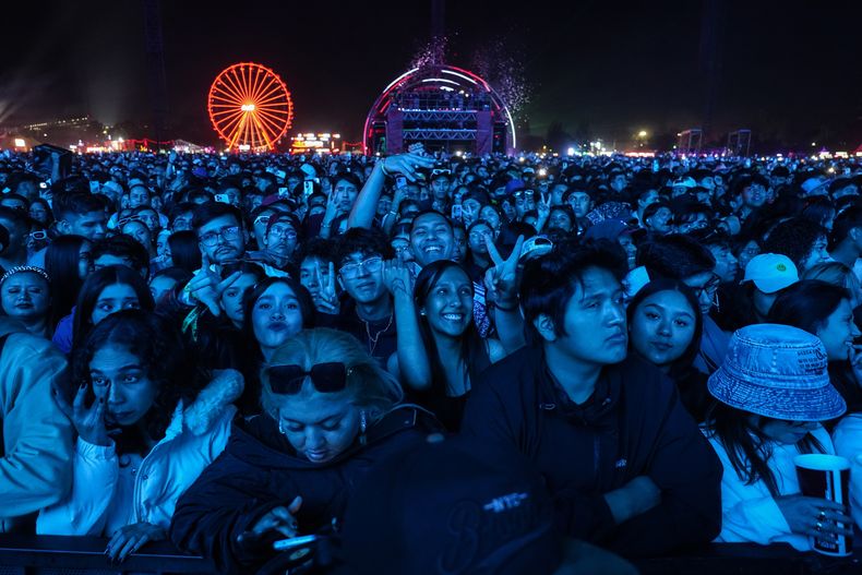 Fans en el concierto de Sebastián Yatra en el Coca-Cola Flow Fest en la Ciudad de México el sábado 23 de noviembre de 2024. (Foto AP/Félix Márquez)