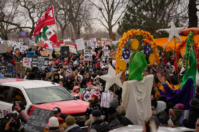 Manifestantes se reúnen en una protesta en honor a Renee Good, abatida a tiros el miércoles por un agente del ICE, el sábado 10 de enero de 2026, en Minneapolis. (AP Foto/John Locher)