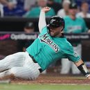 Joe Mack, de los Marlins de Miami, anota con un sencillo conectado por Javier Sanoja durante la quinta entrada de un partido de béisbol contra los Angelinos de Los Ángeles, el domingo 9 de agosto de 2026, en Miami. (Foto AP/Lynne Sladky)