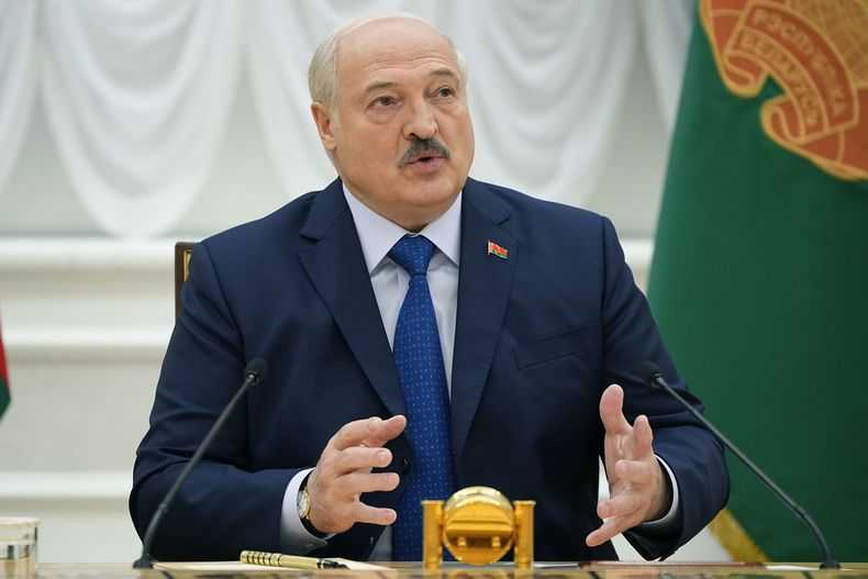 El presidente bielorruso Alexander Lukashenko habla durante una reunión con corresponsales, en Minsk, Bielorrusia, el jueves 6 de julio de 2023. (AP Foto/Alexander Zemlianichenko)