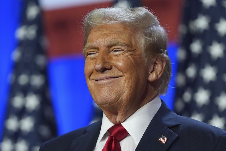El candidato republicano a la presidencia de Estados Unidos, el expresidente Donald Trump, sonríe durante una fiesta de su campaña en el Centro de Convenciones de Palm Beach, Florida, el 6 de noviembre de 2024, en West Palm Beach, Florida. (AP Foto/Evan Vucci)