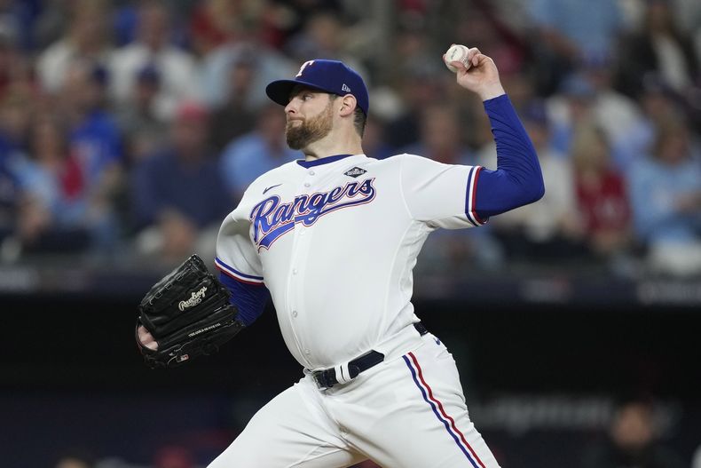 ARCHIVO - Jordan Montgomery, de los Rangers de Texas, lanza en el segundo juego de la Serie Mundial ante los Diamondbacks de Arizona, el 28 de octubre de 2023 (AP Foto/Godofredo A. Vásquez, archivo)