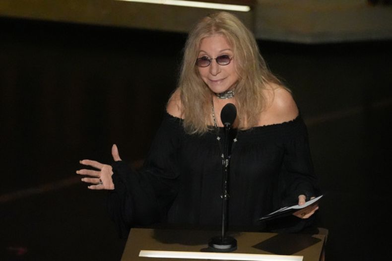 Barbra Steisand habla sobre Robert Redford durante el segmento In Memoriam de los Premios Oscar el domingo 15 de marzo de 2026 en el Teatro Dolby de Los Ángeles. (Foto AP/Chris Pizzello)