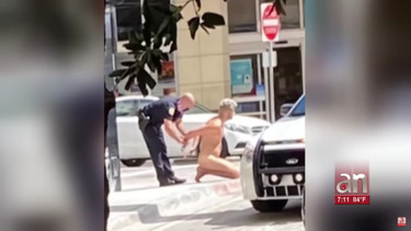 video: hombre desnudo entra agresivamente a una cafeteria en el downtown de miami