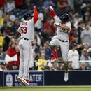 El dominicano Enmanuel Valdez, de los Medias Rojas de Boston, festeja luego de conectar un jonrón ante los Padres de San Diego, el sábado 20 de mayo de 2023 (AP Foto/Brandon Sloter)