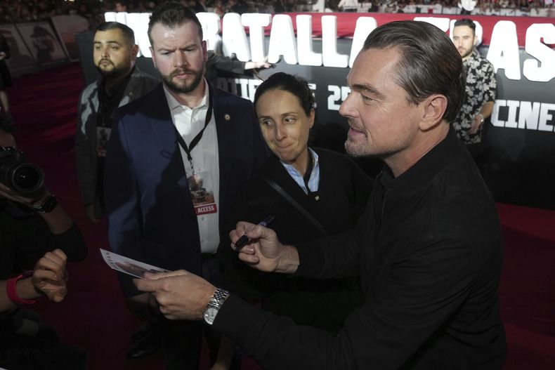 Leonardo DiCaprio saluda a fans durante un evento de alfombra roja para la película One Battle After Another en la Ciudad de México, el jueves 18 de septiembre de 2025. (Foto AP/Marco Ugarte)