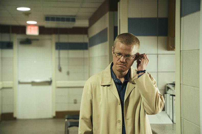 En esta imagen proporcionada por Searchlight Pictures, Jesse Plemons en una escena de Kinds of Kindness. (Atsushi Nishijima/Searchlight Pictures vía AP)
