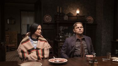 Esta imagen proporcionada por Apple TV+, Lily Gladstone, izquierda, y Leonardo DiCaprio en una escena de Killers of the Flower Moon. (Melinda Sue Gordon/Apple TV+ vía AP)