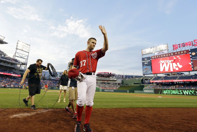 ARCHIVO - Stephen Strasburg, abridor de los Nacionales de Washington, agradece al público tras un encuentro el 11 de agosto de 2011 (AP foto/Alex Brandon, archivo)