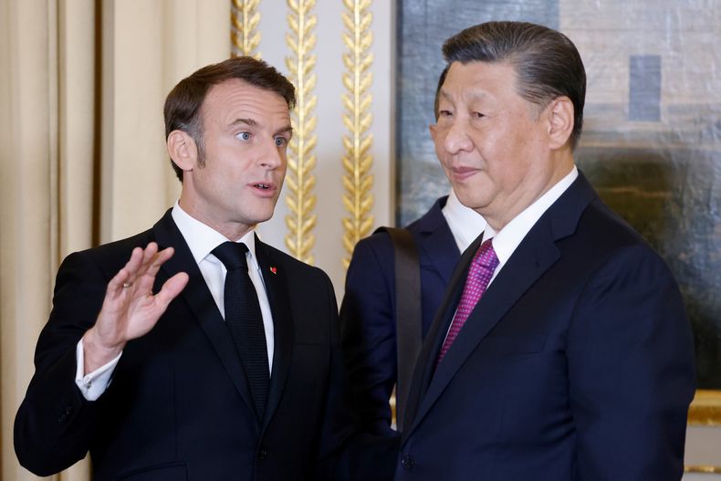 El presidente de Francia, Emmanuel Macron hbala con el presidente de China, Xi Jinping, durante una cena de estado en el Palacio del Elíseo en París, el lunes 6 de mayo de 2024. El presidente de Francia hacía de anfitrión el martes para el mandatario de China en un remoto puerto de montaña en los Pirineos, para celebrar reuniones privadas tras una importante visita oficial a París dominada por disputas comerciales y la guerra de Rusia en Ucrania. (Ludovic Marin, Pool via AP)