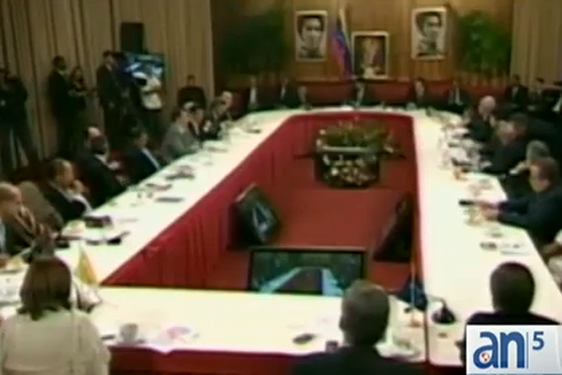 Con un intenso fuego cruzado terminó el primer encuentro entre el régimen de Maduro y los representantes de la oposición en Venezuela.