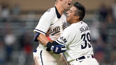 Alex Kirilloff, de los Mellizos de Minnesota, festeja con el colombiano Donovan Solano, luego de conectar el hit de la victoria sobre los Padres de San Diego, el miércoles 10 de mayo de 2023 (AP Foto/Abbie Parr)