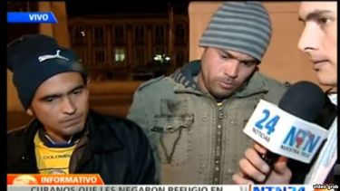 Se encadenan dos cubanos en la Plaza Bolívar de Bogotá