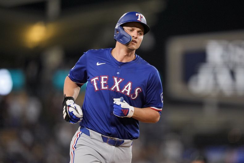 Corey Seager, de los Rangers de Texas, recorre las bases luego de batear un jonrón de tres carreras en el juego ante los Dodgers de Los Ángeles, el miércoles 12 de junio de 2024 (AP Foto/Ryan Sun)