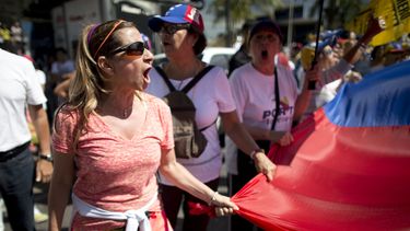 Oposición de Venezuela marcha para presionar por elecciones