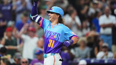 Jake McCarthy, de los Rockies de Colorado, hace un gesto al cruzar el plato tras conectar un grand slam ante el lanzador relevista de los Gigantes de San Francisco, Matt Gage, en la quinta entrada de un partido de béisbol, el viernes 3 de julio de 2026, en Denver. (Foto AP/David Zalubowski)
