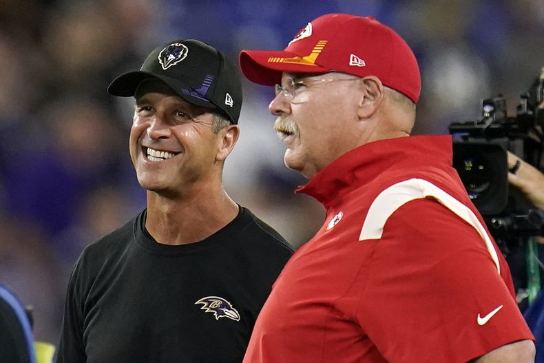 ARCHIVO - John Harbaugh, izquierda, head coach de los Ravens de Baltimore, y Andy Reid, entrenador de los Chiefs de Kansas City, platican previo a un partido de la NFL, el domingo 19 de septiembre de 2021. Harbaugh y Reid coincidieron con los Eagles de Filadelfia y el domingo se enfrentarán en el juego de campeonato de la AFC. (AP Foto/Julio Cortez, Archivo)