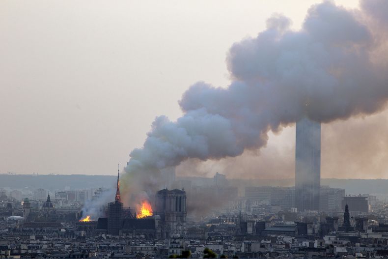 EUR-GEN_NOTRE_DAME-INCENDIO-0.jpg