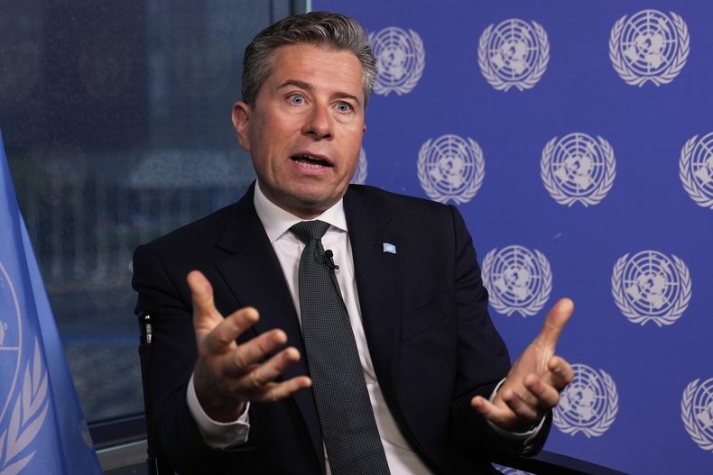 Tom Fletcher, secretario general adjunto de asuntos humanitarios de Naciones Unidas, responde a preguntas en una entrevista con The Associated Press en la sede de la ONU, el miércoles 14 de mayo de 2025, en Nueva York. (AP Foto/Richard Drew)