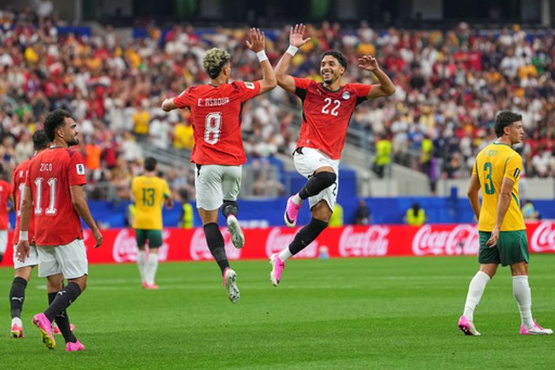 Emam Ashour (8) celebra con Omar Marmoush tras anotar un gol para Egipto en el partido contra Australia en los 16vos de final del Mundial, el viernes 3 de julio de 2026, en Arlington, Texas. (AP Foto/Julio Cortez)