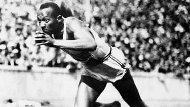 americateve | El corredor estadounidense Jesse Owens compite en los 200 metros en los Juegos Ol&iacute;mpicos de Berl&iacute;n el 14 de agosto de 1936. El presidente del COI, Thomas Bach, indic&oacute; el 13 de noviembre de 2013 que es "dif&iacute;cil" acepta