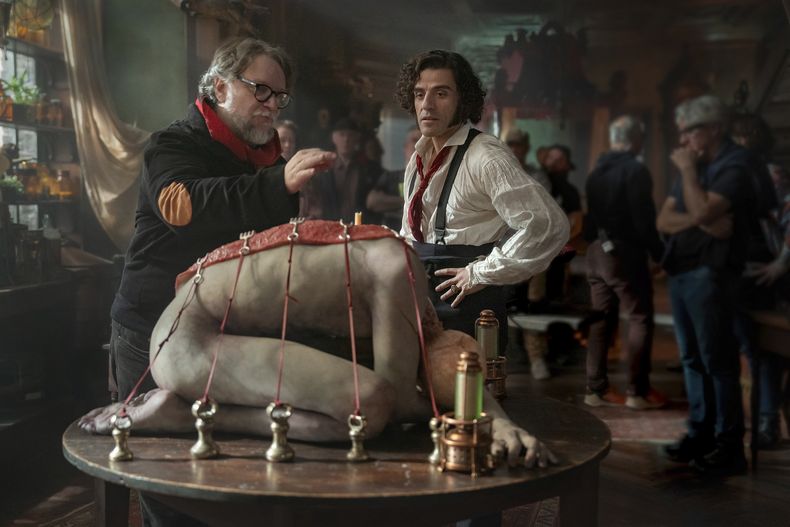 Esta imagen difundida por Netflix muestra al director Guillermo del Toro, a la izquierda, y a Oscar Isaac en el set de Frankenstein. (Ken Woroner/Netflix via AP)