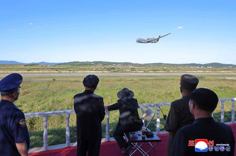 ARCHIVO - Esta foto, proporcionada por el gobierno de Corea del Norte, muestra al mandatario norcoreano Kim Jong Un inspeccionando una prueba de un dron en un lugar no revelado de Corea del Norte el jueves 18 de septiembre de 2025. (Agencia Central de Noticias de Corea/Korea News Service vía AP)