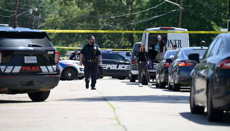 La policía cerca del lugar donde ocurrió un tiroteo masivo en Shreveport, Luisiana, el 19 de abril del 2026. (Jill Pickett/The Times-Picayune/The New Orleans Advocate via AP)