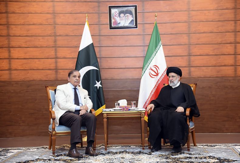 El primer ministro paquistaní Shahbaz Sharif (i) y el presidente iraní Ebrahim Raisi en el sitio fronterizo de Pishin, el 18 de mayo de 2023. Foto proveida por la oficina del primer ministro de Pakistán. (Oficina del primer ministro de Pakistán via AP)