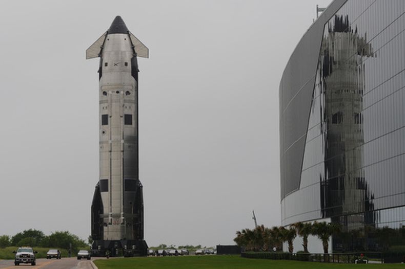 La última versión del cohete Starship de SpaceX es trasladada a la plataforma de lanzamiento para preparar un vuelo de prueba en Starbase, Texas, el martes 19 de mayo de 2026. (AP Foto/Eric Gay)