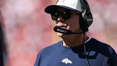El entrenador de los Broncos de Denver Sean Payton camina en la banda del campo del encuentro ante los 49ers de San Francisco el domingo 4 de octubre del 2026. (AP Foto/Justine Willard)