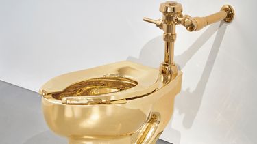 Sothebys ha anunciado que subastará un retrete de oro sólido, una escultura del artista italiano Maurizio Cattelan titulada America. La subasta se llevará a cabo el 18 de noviembre en Nueva York. (Sotheby via AP)