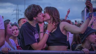 Una pareja disfruta de un concierto en el Festival Atlas en Kiev, Ucrania, el domingo 21 de julio de 2024. Este año, el festival de música más grande de Ucrania tocó una fibra sensible diferente. Atrás quedaron los artistas internacionales, los enormes escenarios y los cientos de miles de visitantes. (Foto AP/Anton Shtuka)