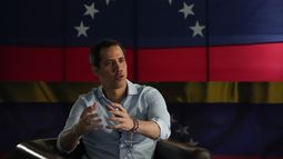 El líder opositor venezolano Juan Guaidó durante una entrevista con The Associated Press, el jueves 10 de febrero de 2022, en Caracas. (AP Foto/Ariana Cubillos, Archivo)