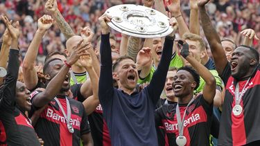 ARCHIVO - Foto del 18 de mayo del 2024, el entrenador del Bayer Leverkusen Xabi Alonso levanta el trofeo después de que su equipo ganó la Bundesliga. (AP Foto/Martin Meissner, Archivo)