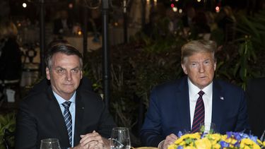 ARCHIVO – El presidente de Estados Unidos, Donald Trump, derecha, junto al presidente brasileño Jair Bolsonaro, en un almuerzo en Mar-a-Lago, en Palm Beach, Florida, el 7 de marzo de 2020. (AP Foto/Alex Brandon, Archivo)
