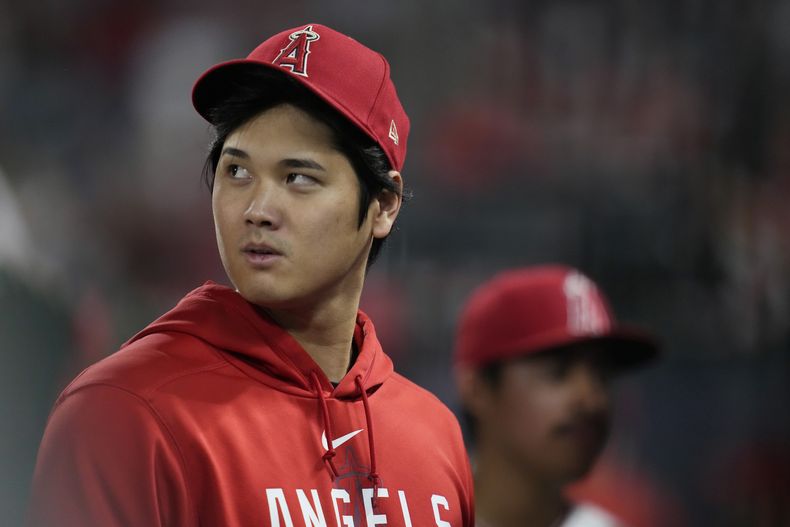 ARCHIVO - Shohei Ohtani de los Angelinos de Los Ángeles camina en la cueva durante el juego ante los Tigres de Detroit, el 16 de septiembre de 2023. (AP Foto/Ashley Landis)