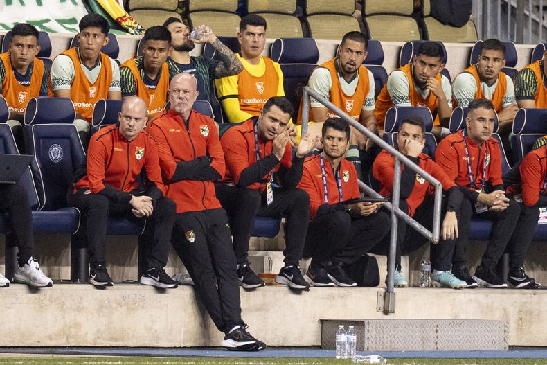 El técnico de Bolivia Antonio Carlos Zago (de pie) observa la acción de un partido amistoso contra Ecuador, el 12 de junio de 2024, en Chester, Pennsylvania. (AP Foto/Chris Szagola)