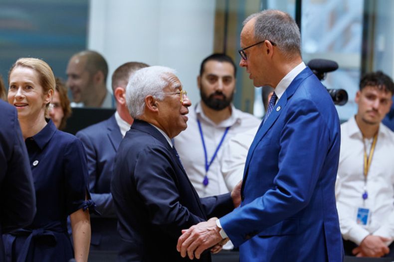 El canciller alemán Friedrich Merz, derecha, habla con el presidente del Consejo Europeo, Antonio Costa, en una mesa redonda en la cumbre de la UE en Bruselas, el viernes 19 de junio de 2026. (AP Foto/Geert Vanden Wijngaert)