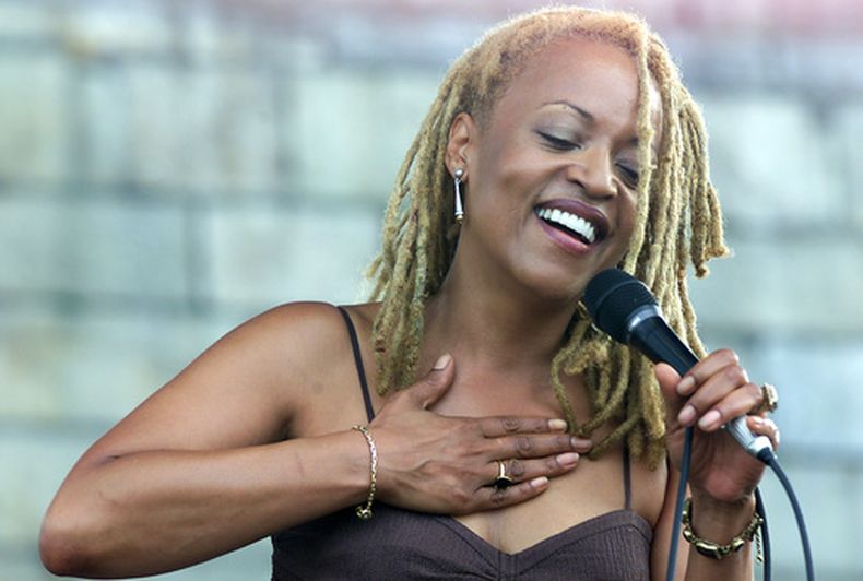 ARCHIVO - Cassandra Wilson actúa en el Festival de Jazz JVC de Newport, Rhode Island, el 10 de agosto de 2003. (Foto AP/Stew Milne, archivo)