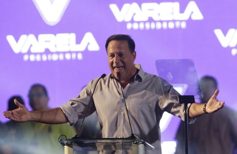 ARCHIVO - Foto de archivo, 27 de abril de 2014, del entonces candidato presidencial paname&ntilde;o Juan Carlos Varela en un acto electoral en Ciudad de Panam&aacute;. Varela, ahora presidente electo, dijo el martes 6 de mayo de 2014 que invit&oacute; al