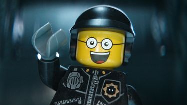 americateve | Una imagen difundida por los estudios Warner Bros. Pictures muestra a Bad Cop/Good Cop, con la voz de Liam Neeson, uno de los personajes de la nueva pel&iacute;cula animada "The Lego Movie". La cinta se coloc&oacute; primera entre las m&aacute;s