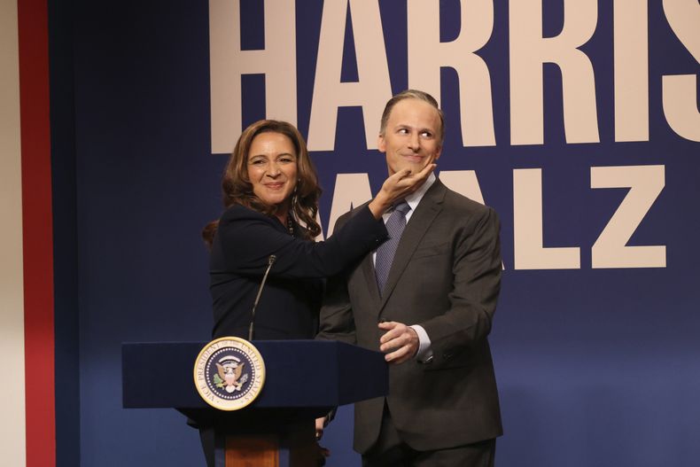 Esta imagen publicada por NBC muestra a Maya Rudolph como Kamala Harris, izquierda, y Andy Samberg como Douglas Emhoff, durante un sketch Saturday Night Live en Nueva York el sábado 28 de septiembre de 2024. (Will Heath/NBC via AP)