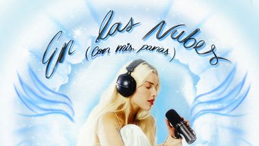En esta portada proporcionada por Warner Music Latina, En las nubes - con mis panas de Elena Rose. (Warner Music Latina vía AP)