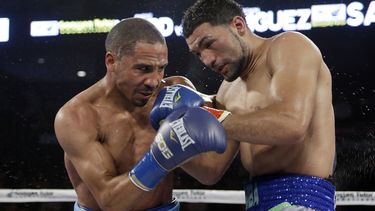 americateve | Andre Ward (izquierda) y el dominicano Edwin Rodr&iacute;guez se enfrentan en el 12mo asalto de una pelea por el cetro de los supermedianos, el s&aacute;bado 16 de noviembre de 2013, en Ontario, California (AP Foto/Reed Saxon)