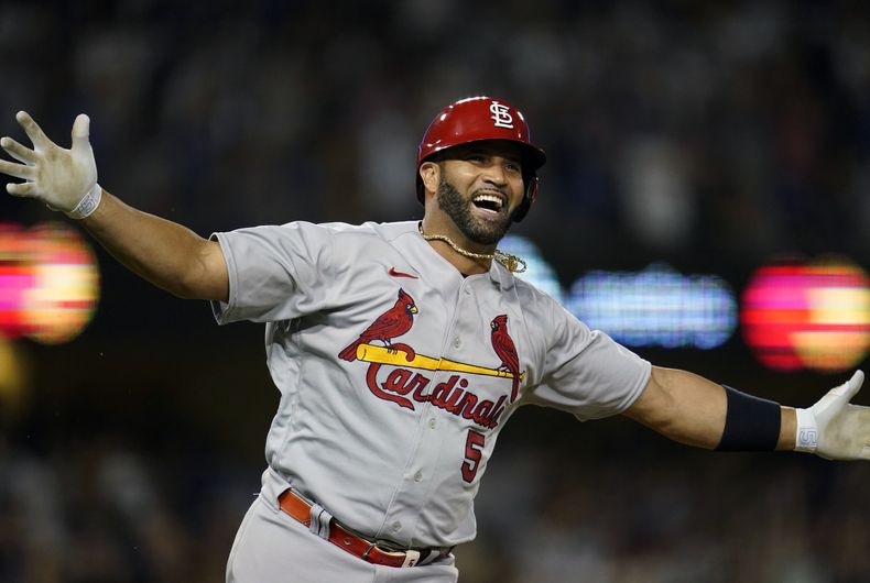 ARCHIVO - Foto del 23 de septiembre del 2023, el bateador designado de los Cardenales de San Luis Albert Pujols llega a los 700 jonrones en la cuarta entrada del juego ante los Dodgers de Los Ángeles. El lunes 5 de junio del 2023, la MLB contrata a Pujols como asistente especial del comisionado Rob Manfred. (AP Foto/Ashley Landis, Archivo)