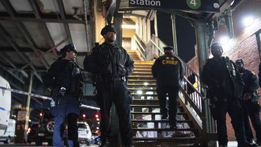 Agentes de la policía de la ciudad de Nueva York vigilan tras una balacera en la estación Mount Eden del metro, el lunes 12 de febrero de 2024, en el distrito del Bronx, en Nueva York. (AP Foto/Eduardo Muñoz Alvarez)