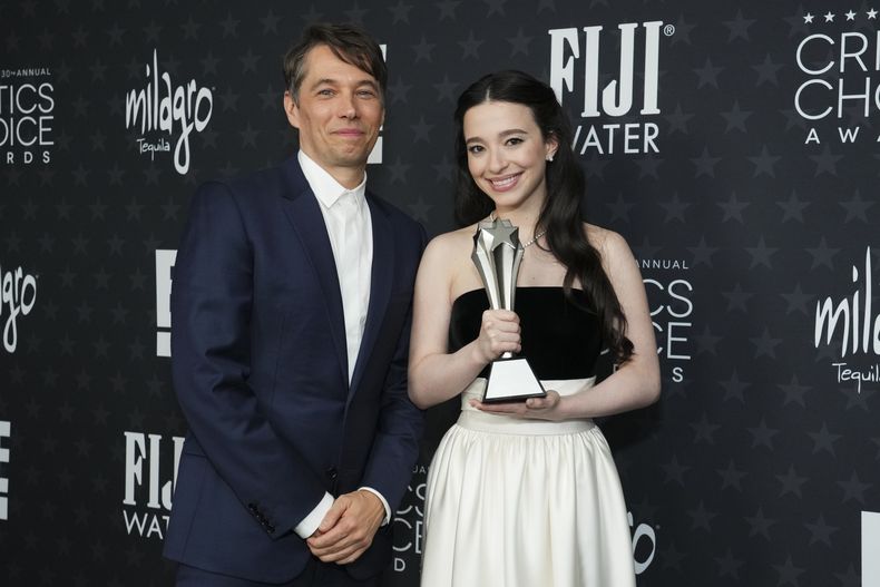 Sean Baker, izquierda, y Mikey Madison, ganadores del premio a la mejor película por Anora, posan en la sala de prensa durante la 30ª edición de los Critics Choice Awards el viernes 7 de febrero de 2025 en el Barker Hangar de Santa Mónica, California. (Foto Jordan Strauss/Invision/AP)
