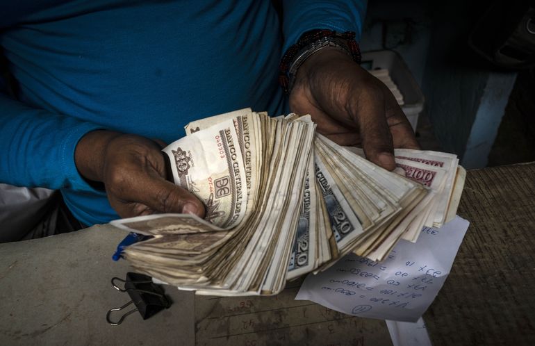 AP Explica: Por qué Cuba quintuplicó la tasa del dólar